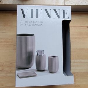 Vienne Bathroom Accessory Set in Translucent Black